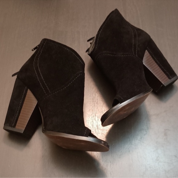 Gianni Bini black suede fringe, peep, toe ankle bootie open toed - Picture 2 of 9